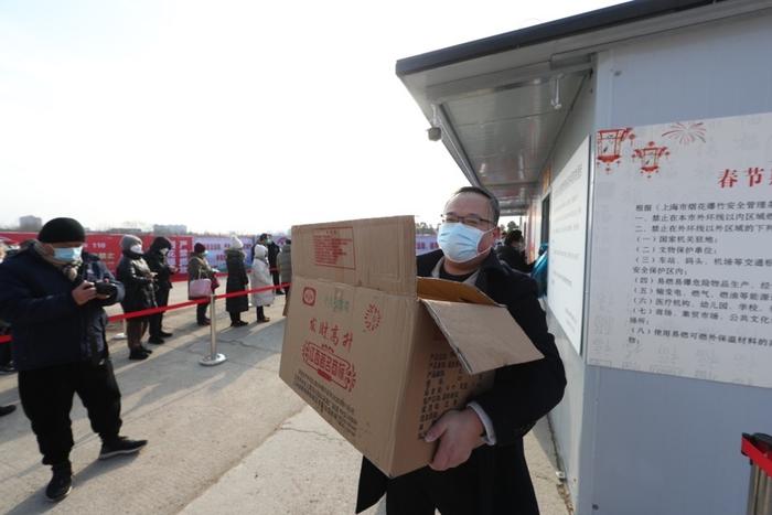 上海烟花爆竹开售现场直击 部分区扩大烟花爆竹禁放区域