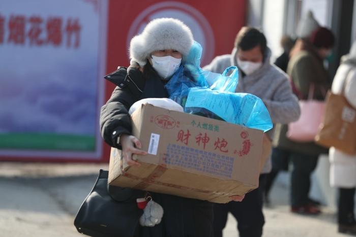 上海烟花爆竹开售现场直击 部分区扩大烟花爆竹禁放区域