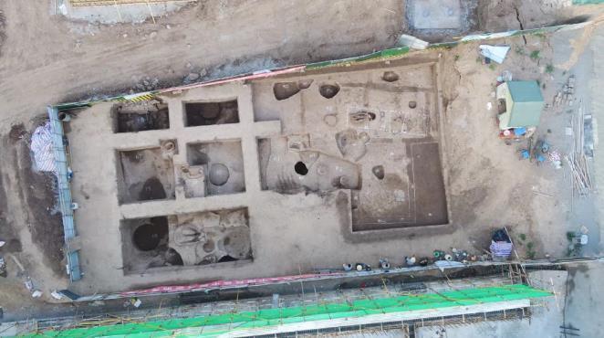 陕西企业在老厂区重建过程中发现古墓葬 考古勘探出北方最早木构墙体排房建筑遗址