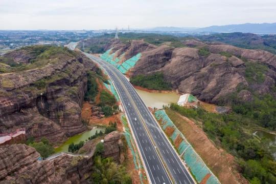 佛清从高速公路北段工程广州花都赤坭至清远清城龙塘段通车