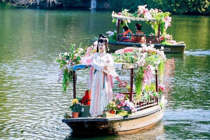 新春走基层 | 欢度“文化年”，荔湾湖水上花市好壮观