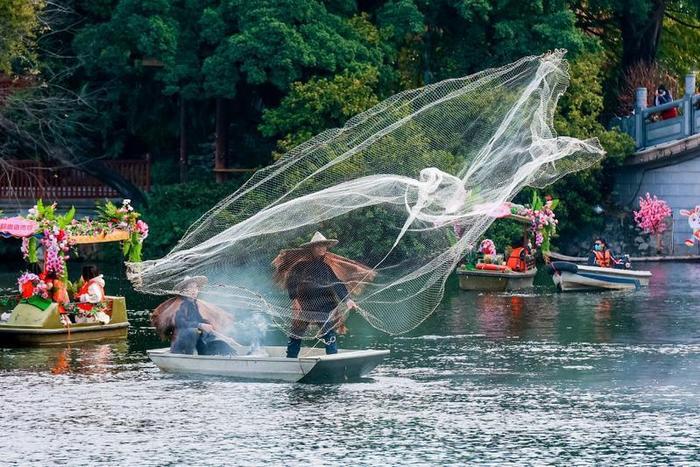 新春走基层 | 欢度“文化年”，荔湾湖水上花市好壮观