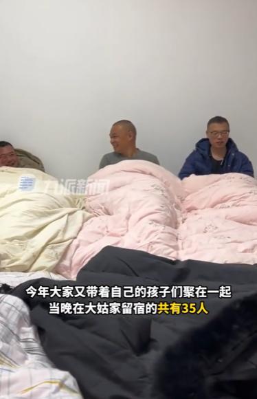 10兄妹回家过年打地铺挤一屋，当事人：是堂兄妹，爷爷奶奶去世后，20年没聚齐了