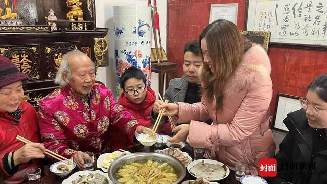 来自春节的仪式感：写春联讲传承 一桌“团年饭”吃出好家风