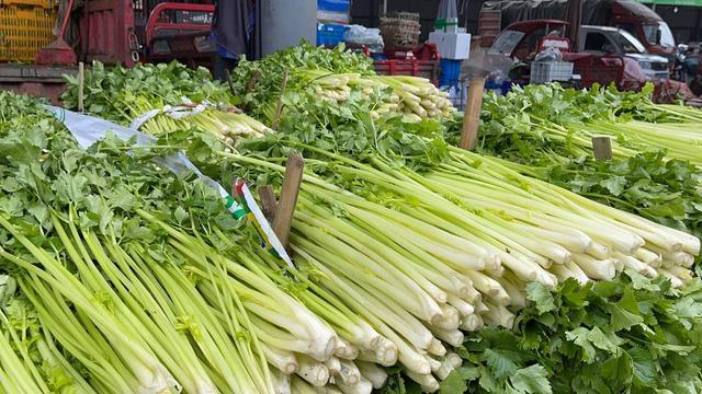 新春走基层｜蔬菜供应充足，砂糖橘、车厘子受欢迎 成都农产品批发市场春节不打烊