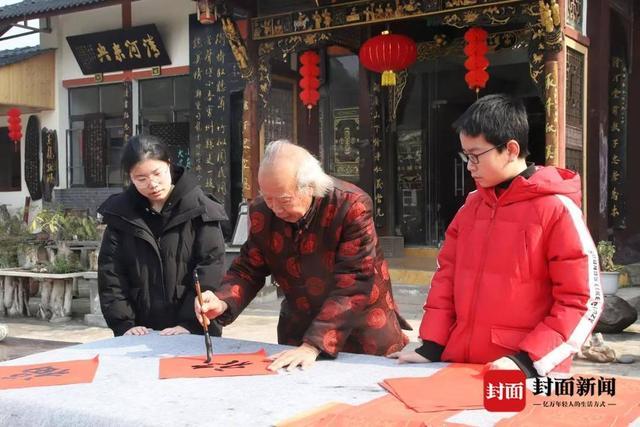 来自春节的仪式感：写春联讲传承 一桌“团年饭”吃出好家风