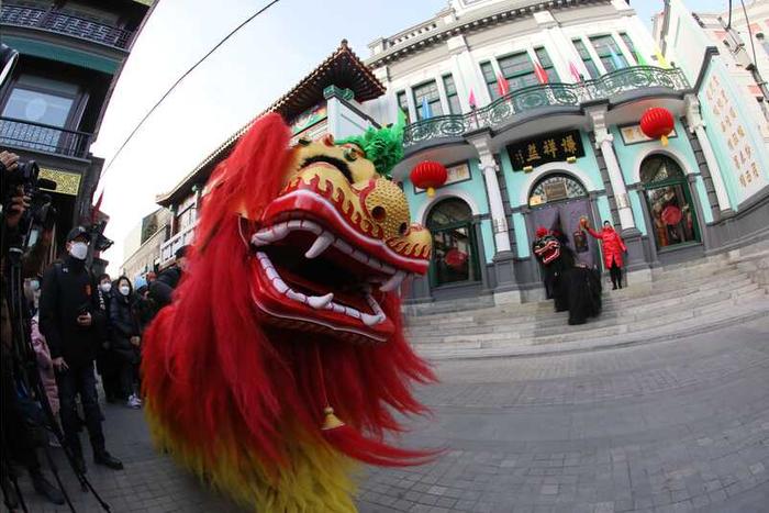 “八大祥”之一谦祥益重张迎客！京派剪纸、彩砂工艺……吸引市民观看体验