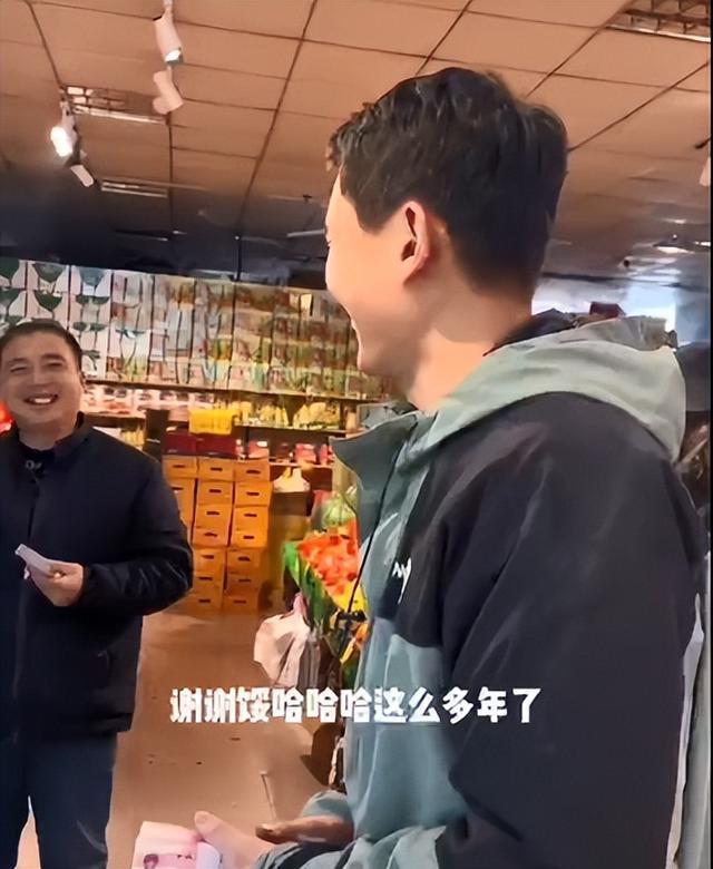 青岛一水果店老板借钱…给员工发7万年终奖！最高1人1万，刚来5天也有！老板：给多少都应该