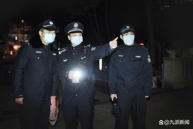 武汉片警“小彭”在社区的第20个除夕，办公桌上多了街坊送的小礼物