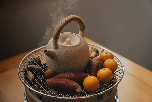 封面科考队｜春节期间围炉煮茶，煮完茶可以用水灭火吗？