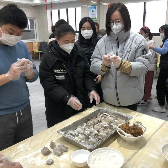 寒冬送暖情意浓 声声祝福暖人心