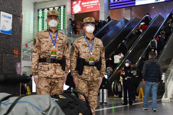 春运期间，上海武警车站执勤守护旅客返乡