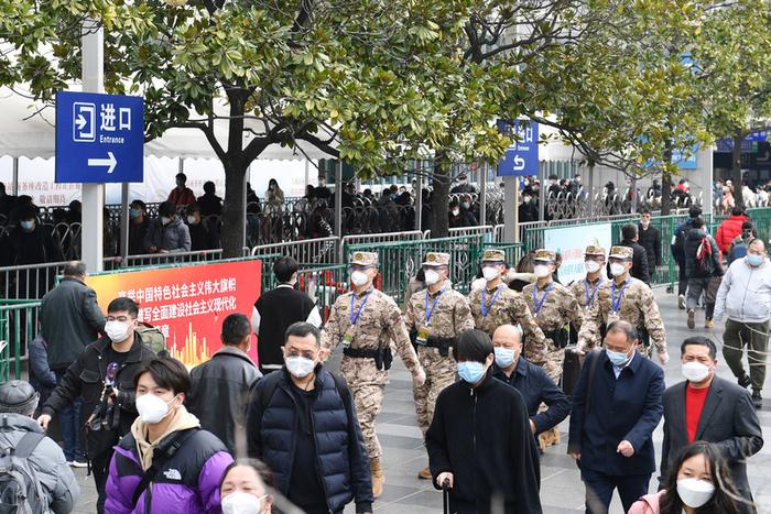 春运期间，上海武警车站执勤守护旅客返乡