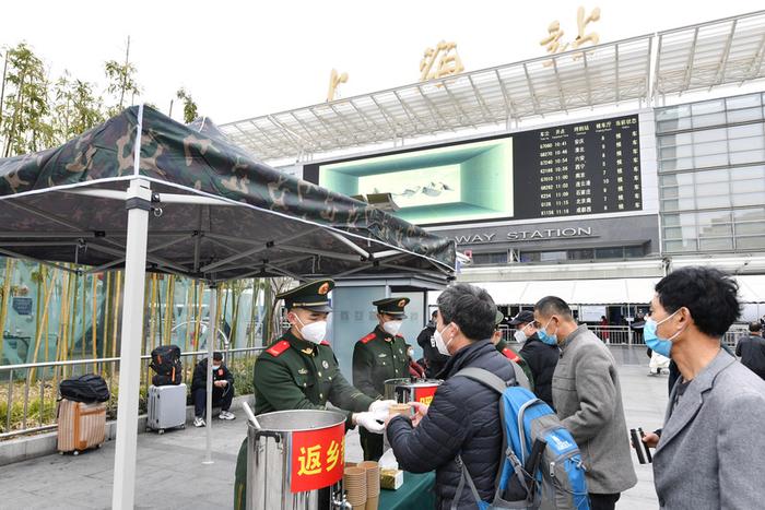 春运期间，上海武警车站执勤守护旅客返乡