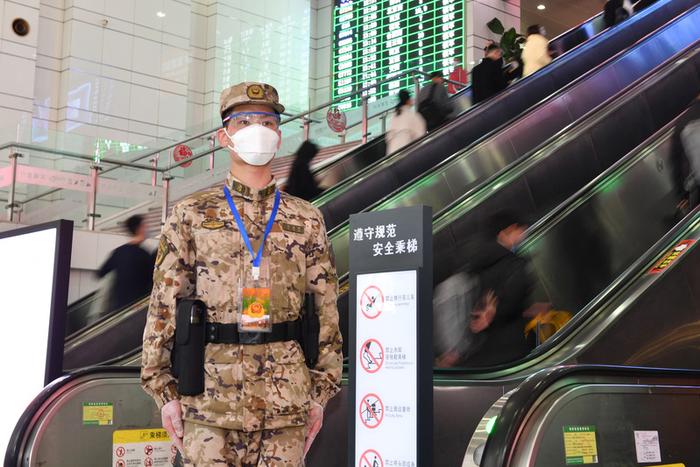 春运期间，上海武警车站执勤守护旅客返乡