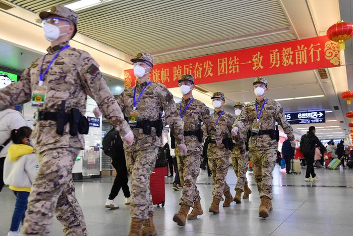 春运期间，上海武警车站执勤守护旅客返乡