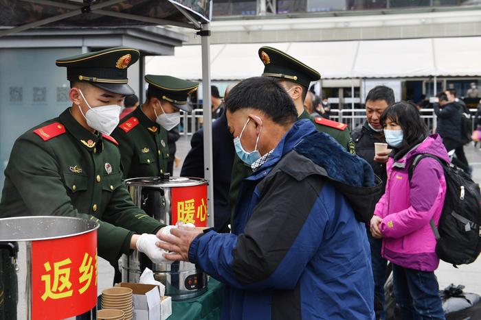 春运期间，上海武警车站执勤守护旅客返乡