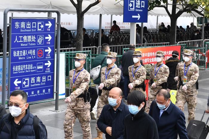 春运期间，上海武警车站执勤守护旅客返乡