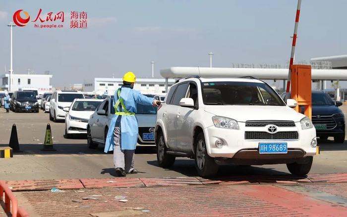 央媒看海南丨人民网聚焦琼州海峡上的人、车、船