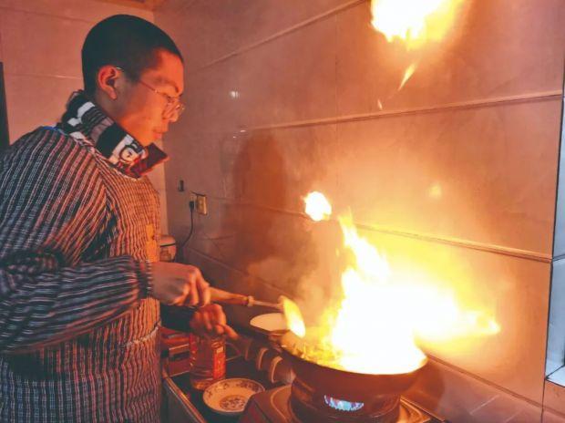 杭州高二男生，张罗了一桌年夜饭！他说自己从小不上培训班，所以有时间练厨艺