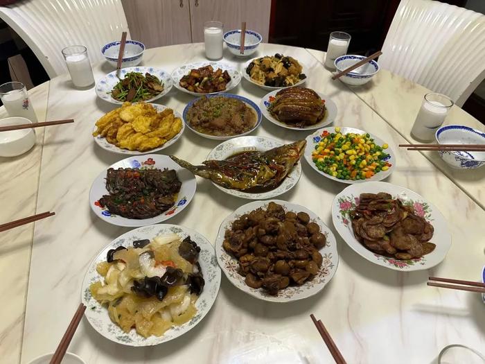 三年了，钟鸣终于回家吃了团圆饭！上海急诊室的除夕：年夜饭准备好了，却...