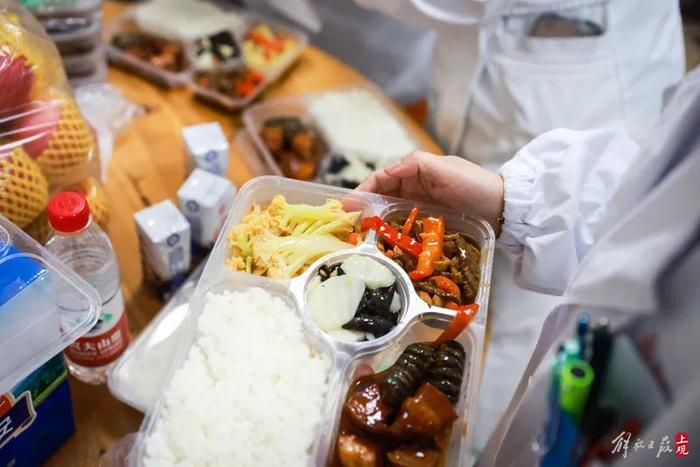 三年了，钟鸣终于回家吃了团圆饭！上海急诊室的除夕：年夜饭准备好了，却...