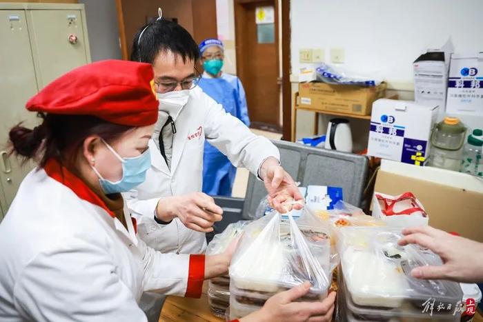 三年了，钟鸣终于回家吃了团圆饭！上海急诊室的除夕：年夜饭准备好了，却...