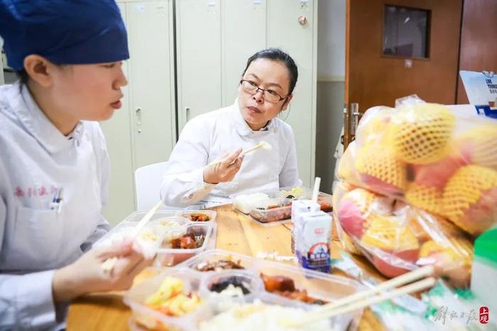 三年了，钟鸣终于回家吃了团圆饭！上海急诊室的除夕：年夜饭准备好了，却...