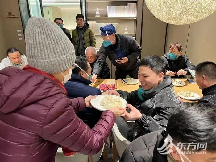 三年了，钟鸣终于回家吃了团圆饭！上海急诊室的除夕：年夜饭准备好了，却...