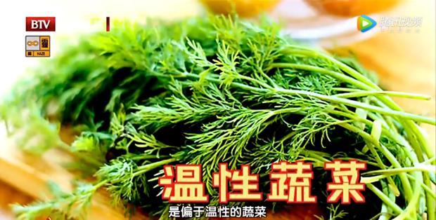 它是“冬日补阳菜”，驱寒气、补肾养胃，和肉是“绝配”！过年用它包饺子刚刚好