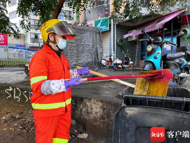 海口环卫工陈海英：新年“第一扫”让城市焕新颜