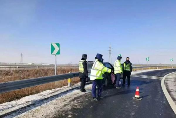 高速路上司机突发疾病 吉林高速公安和收费员及时救助