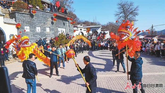 【图片新闻】1月22日，华亭市安口镇朱家坡村的社火表演