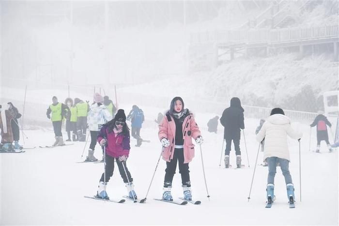 搭乘“冬”风，“冷冰雪”变身“热经济” 贵州日报天眼新闻记者 谢勇勇