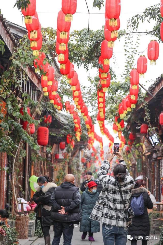 春节假期第三日 四川这3个地方接待游客均超10万人次 宽窄巷子居榜首