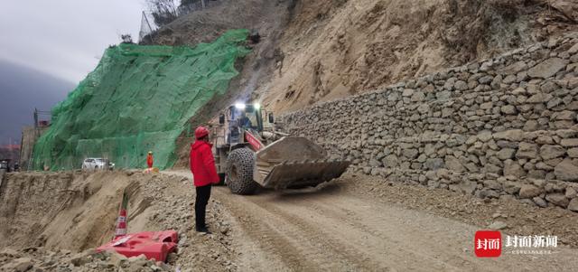 四川泸定发生5.8级地震 海螺沟景区道路项目部变抢险队