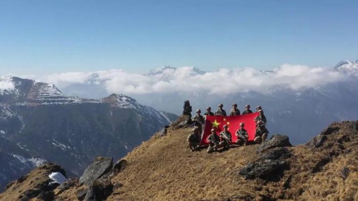 “我站立的地方是中国！” 西南边陲战士展开来自天安门的国旗