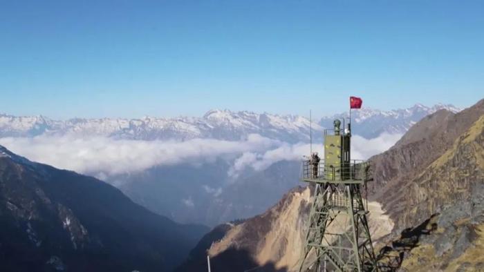 “我站立的地方是中国！” 西南边陲战士展开来自天安门的国旗