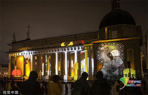 立陶宛维尔纽斯教堂上投影灯光秀 庆祝建市700周年