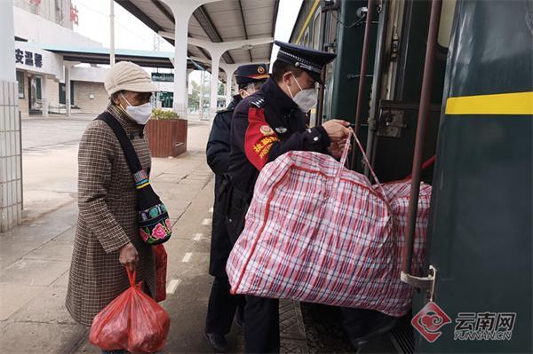 春运进入返程客流高峰 云南开远铁警坚守岗位护航平安