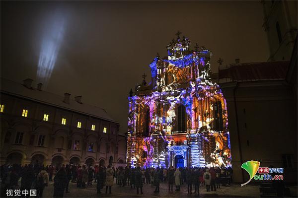 立陶宛维尔纽斯教堂上投影灯光秀 庆祝建市700周年