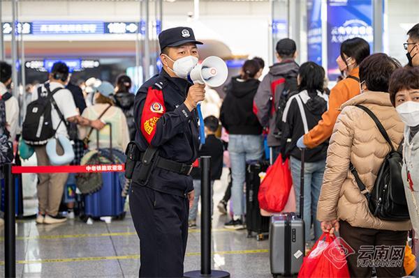 春运进入返程客流高峰 云南开远铁警坚守岗位护航平安