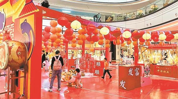 春节期间,深圳商圈生意红火。深圳商报记者 吴素红 李丹 摄