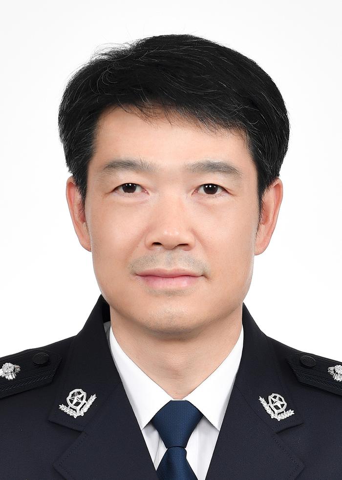 张亚宏任上海市公安局党委书记
