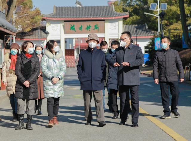 区教育工作党委书记姚辉走访慰问松江一中新疆部师生