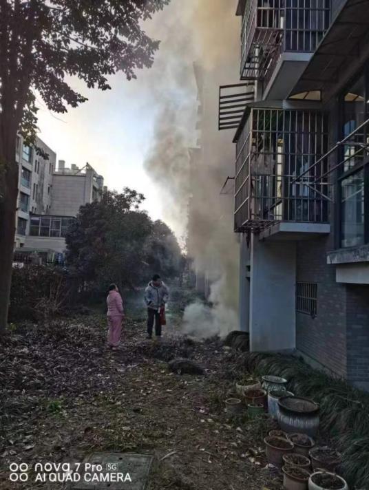 “学校里学过呀！”杭州一小区杂物起火，14岁初中生第一个拿灭火器赶到