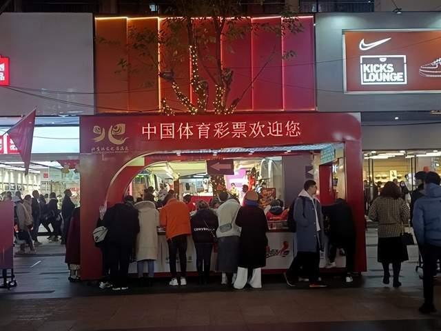 图/广州越秀西湖花市的刮刮乐小卖场 来源/燃次元拍摄