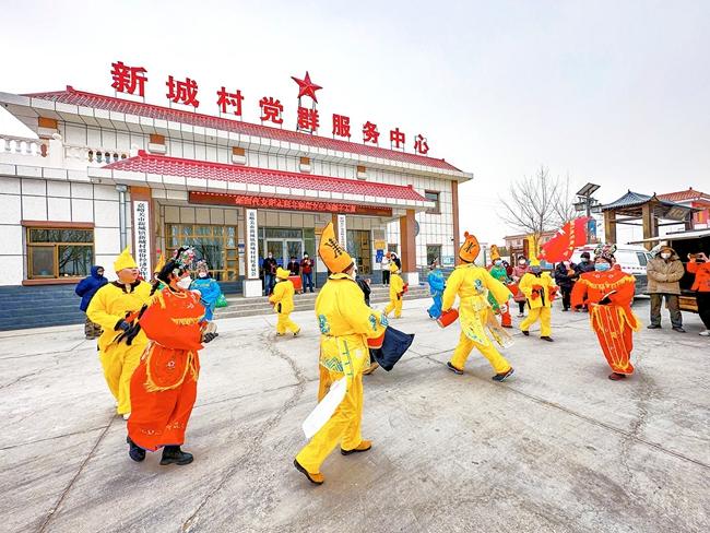 嘉峪关：威风锣鼓喧天响 舞龙舞狮送吉祥