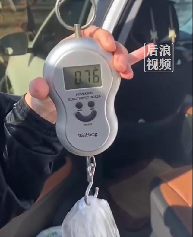 女子在街头买一斤草莓实重半斤，当事人：商贩添了后都只有七两，还称删除视频才给退