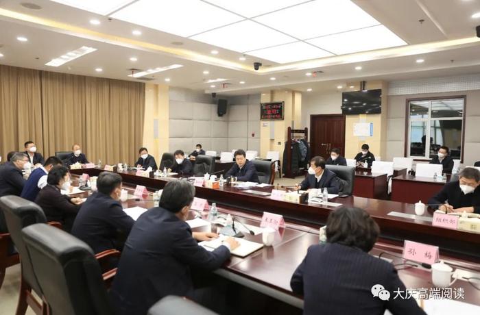 李世峰主持大庆市委常委班子民主生活会征求意见座谈会